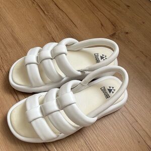 Cougar Sandals size 6.5